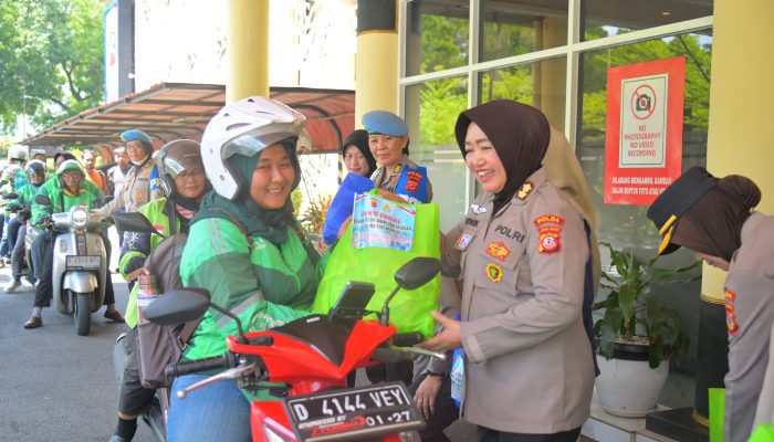 Polwan Polda Jabar Bagikan 100 Paket Sembako untuk Driver Ojol Perempuan di Hari Kartini