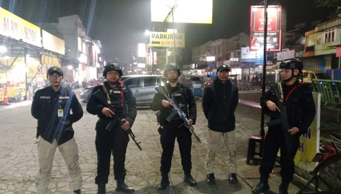 Patroli Malam Brimob di Cianjur, Jaga Keamanan Sekaligus Hadir di Tengah Aktivitas Warga