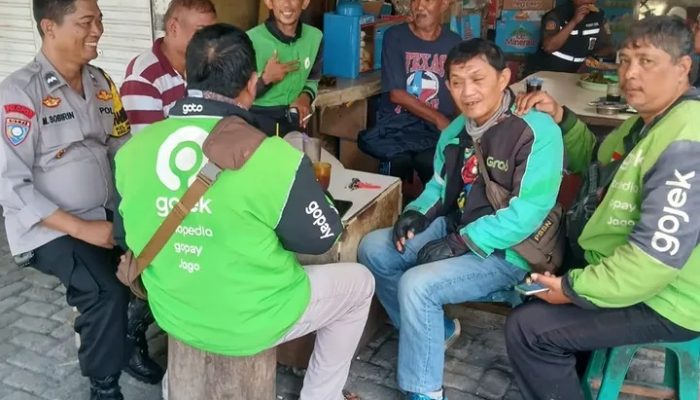 Sambangi Pangkalan Ojeg Online, Bhabinkamtibmas Kelurahan Pasar Minggu Sampaikan Pesan Kamtibmas