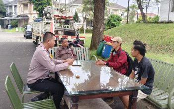 Cooling System di Gading Serpong, Bhabinkamtibmas Ajak Warga Aktif Jaga Kamtibmas