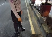 Pengendara Motor Tabrak Mobil di Lampu Merah Gintung, Polantas Polsek Ciputat Timur Cek TKP