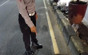 Pengendara Motor Tabrak Mobil di Lampu Merah Gintung, Polantas Polsek Ciputat Timur Cek TKP