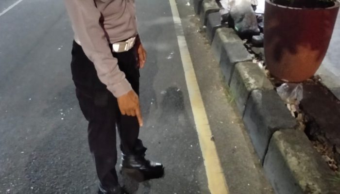 Pengendara Motor Tabrak Mobil di Lampu Merah Gintung, Polantas Polsek Ciputat Timur Cek TKP