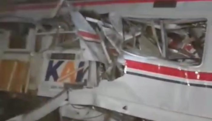 Kereta Tabrakan Di Stasiun Bekasi Timur, Korban Dievakuasi