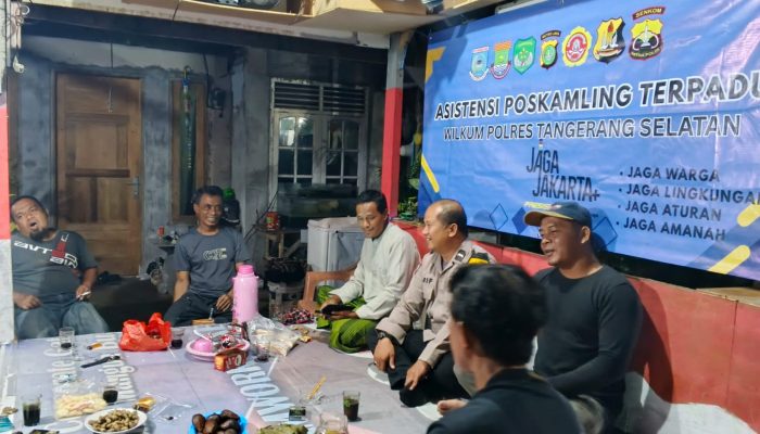 Aktifkan Siskamling, Bhabinkamtibmas Pakujaya Cek Poskamling Terpadu Demi Keamanan Lingkungan