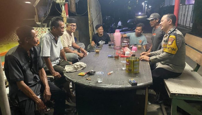 Bhabinkamtibmas Kelurahan Sukabakti Sambangi Pos Kamling, Ajak Warga Tingkatkan Kewaspadaan