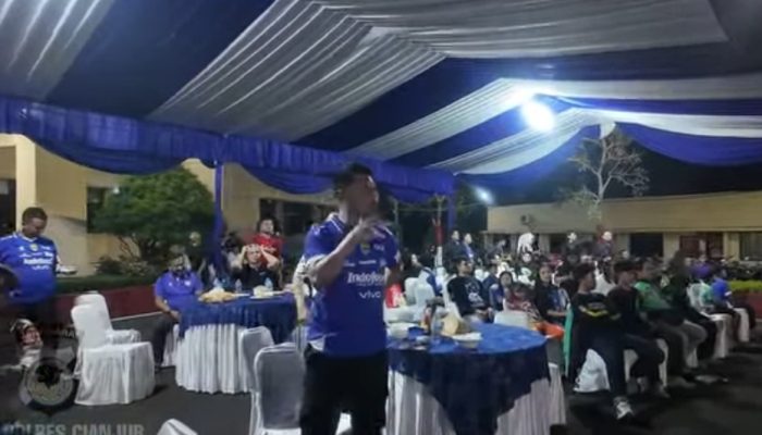 Polres Cianjur Nobar Dewa United vs Persib, Pererat Kebersamaan dengan Masyarakat
