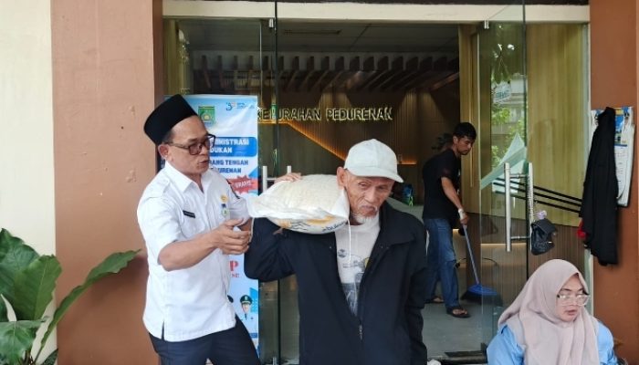 Warga Karang Tengah Kota Tangerang Terima Bantuan Beras dan Minyak dari Bulog