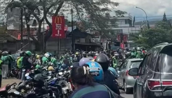 Ojol Demo di Unpad Jatinangor, Protes Penutupan Gerbang Kampus