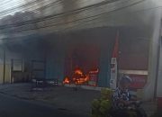 Dua Ruko Terbakar di Solokan Jeruk, Diduga Akibat Rokok Menyambar Bensin