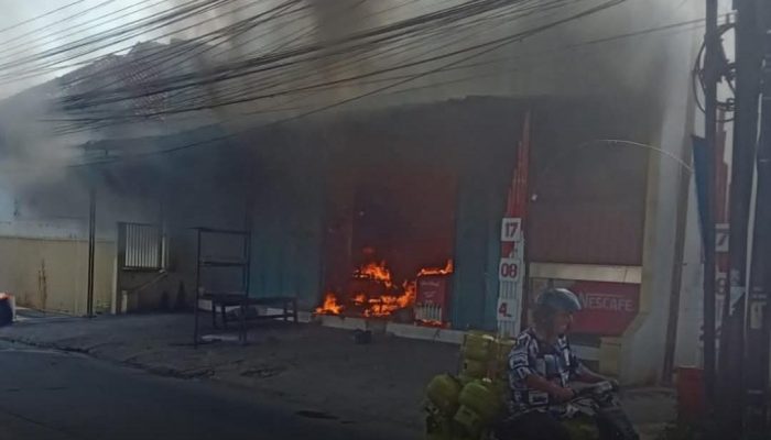 Dua Ruko Terbakar di Solokan Jeruk, Diduga Akibat Rokok Menyambar Bensin