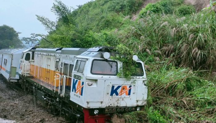 Perjalanan KA Ciremai Terganggu Longsor di Petak Maswati–Sasaksaat, KAI Daop 2 Bandung Minta Maaf 