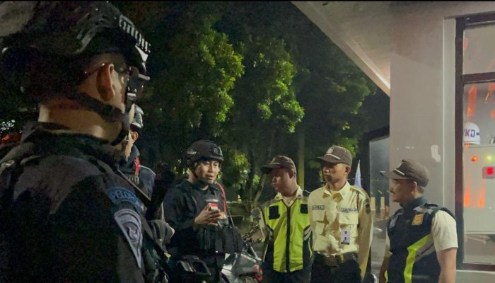 Patroli Dini Hari Brimob Jabar Pastikan Situasi Jatinangor Tetap Kondusif