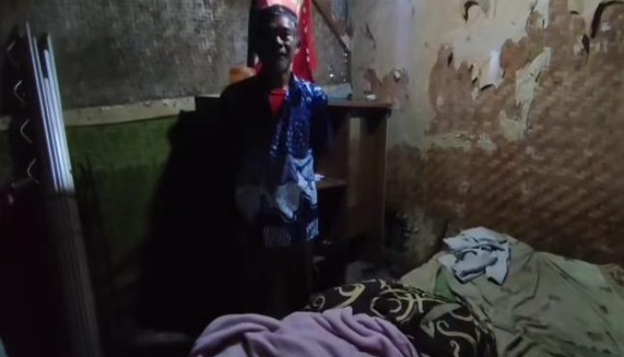 Tinggal Bersama 11 Keluarga di Cimekar, Saparudin Cemas Rumah Ambruk Saat Hujan