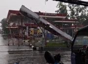 Hujan Badai Disertai Es dan Angin Kencang Terjang Bandung, Pohon Tumbang hingga Billboard Roboh
