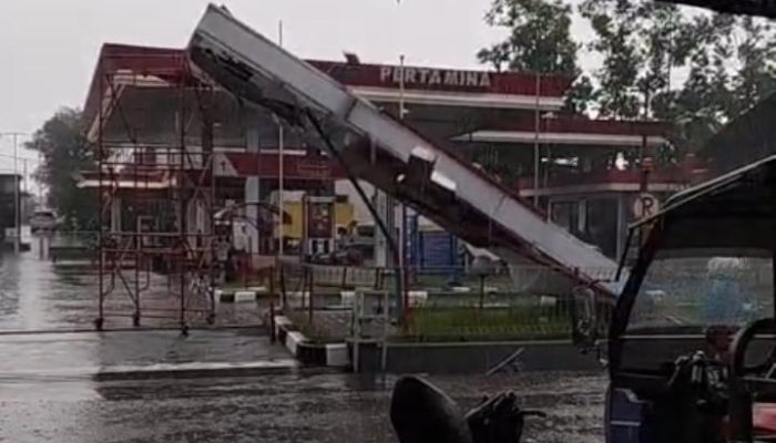 Hujan Badai Disertai Es dan Angin Kencang Terjang Bandung, Pohon Tumbang hingga Billboard Roboh