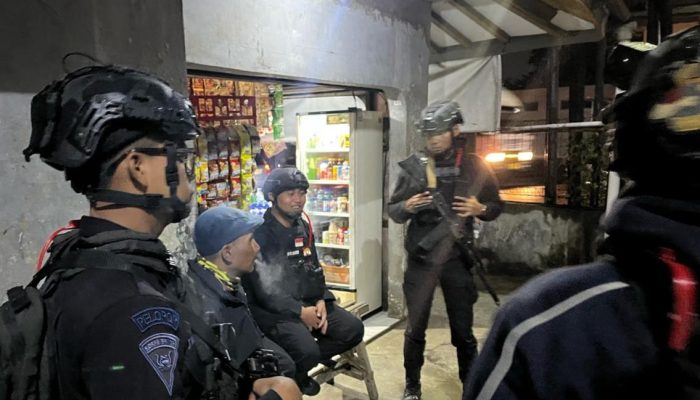 Patroli Malam Brimob Sumedang: Pastikan Keamanan Wilayah Tetap Kondusif Hingga Dini Hari