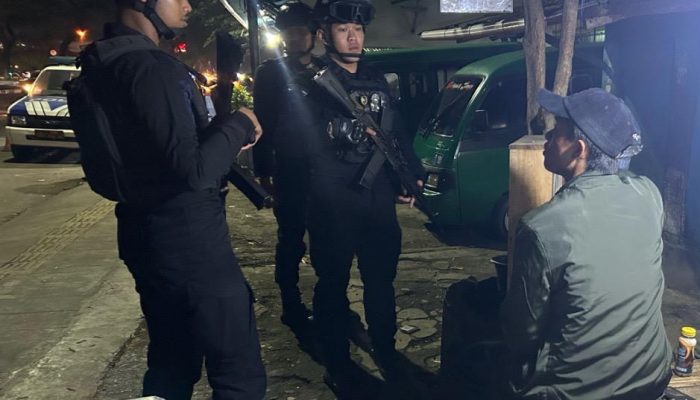 Patroli Dini Hari, Brimob Jabar Siaga Jaga Keamanan Sumedang Hingga Fajar