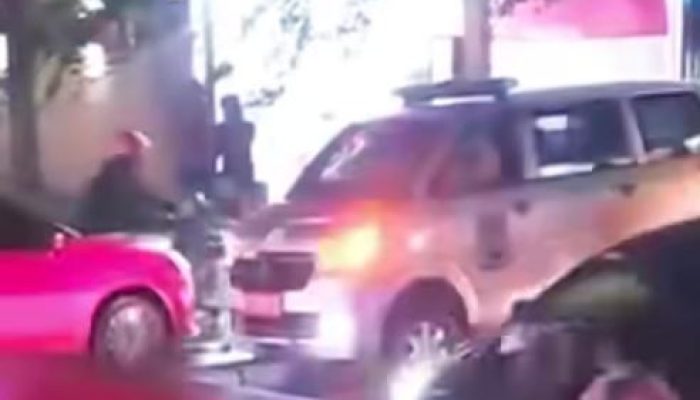 Ambulans Tabrak Pembatas Jalan di Cimahi Saat Bawa Pasien, Lalu Lintas Sempat Macet