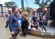 Brimob Jabar Sigap Bantu Warga Terdampak Banjir di Rancaekek