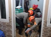 Brimob Jabar Sigap Bantu Warga Terdampak Banjir di Majalaya