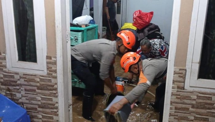 Brimob Jabar Sigap Bantu Warga Terdampak Banjir di Majalaya