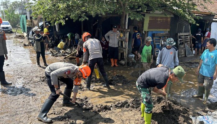 Brimob Jabar Bersihkan Dampak Banjir di Majalaya, Akses Jalan Kembali Lancar