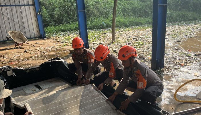 Tim SAR Brimob Jabar Lakukan Pencarian Korban Tenggelam di Curug Jompong