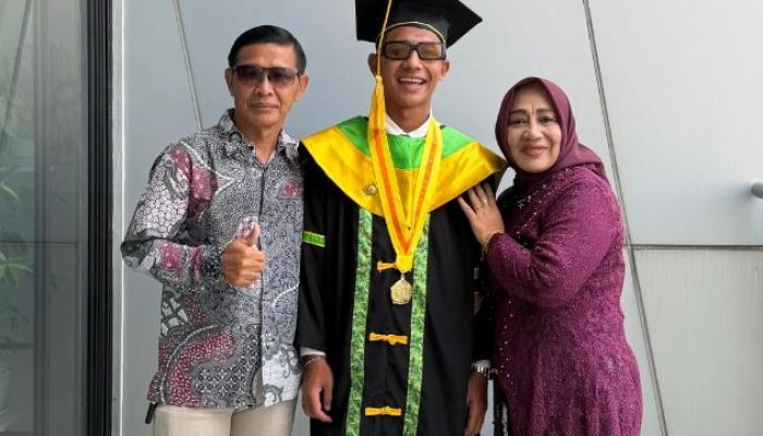 Di Tengah Jadwal Padat, Beckham Putra Raih Gelar Sarjana