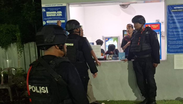 Patroli Malam Brimob Jabar di Cirebon, Jaga Keamanan Sambil Dekatkan Diri ke Warga