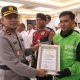 Gagalkan Aksi Wanita Hendak “Akhiri Hidup”, Driver Ojol Terima Penghargaan Dari Kapolres Tangsel