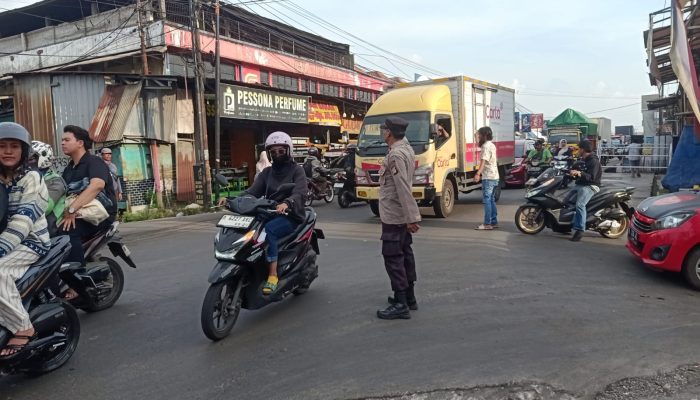 Polsek Curug Laksanakan Pengaturan Lalu Lintas di Perempatan Gloria