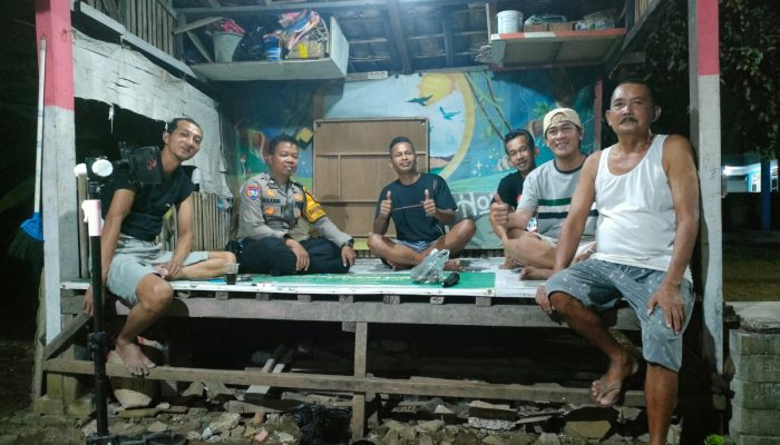 Bhabinkamtibmas Desa Kadu Jaya Sambangi Pos Kamling, Perkuat Keamanan Lingkungan