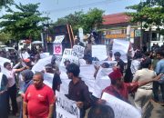 Ratusan Massa FSI Geruduk PN Indramayu, Minta Pelaku Pembunuhan Sekeluarga Dihukum Berat