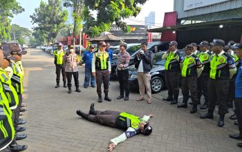 Unit lantas Polsek Pondok Aren Sosialisasikan Pengaturan Lalu Lintas dan Penanganan Awal Kecelakaan kepada Security Bintaro Jaya