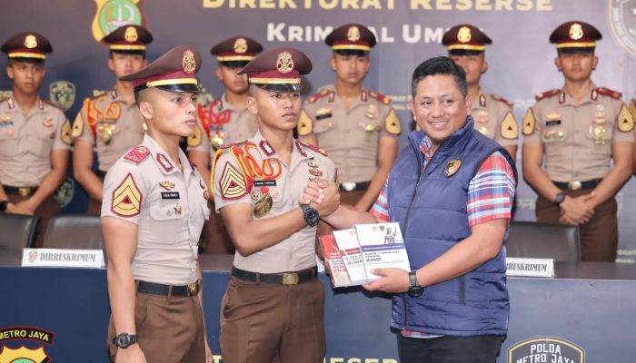 Wadir Reskrimum Polda Metro Jaya Serahkan Referensi Hukum Terbaru kepada 17 Taruna Akpol : Perkuat Profesionalisme Generasi Mendatang