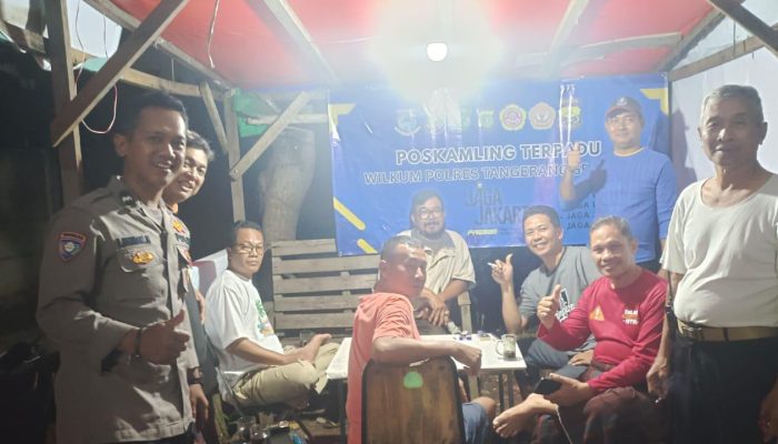 Pengecekan Poskamling Terpadu, Bhabinkamtibmas Polsek Serpong Ajak Warga Tingkatkan Kewaspadaan