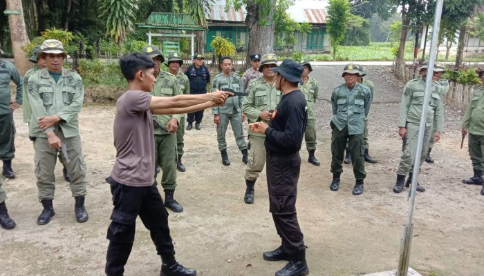 Perkuat Keamanan Hutan, Perhutani KPH Kebonharjo Gandeng Sat Binmas Polres Blora Latih Bela Diri Praktis Polhut