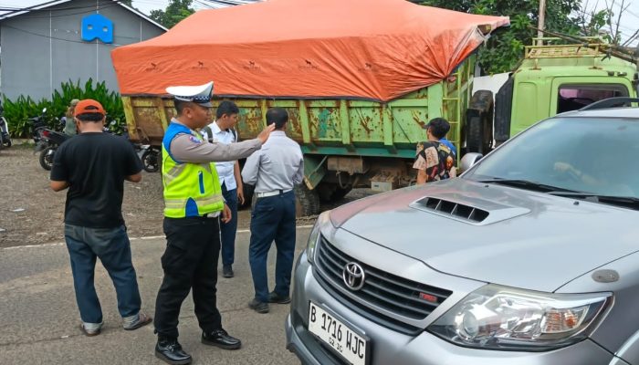 polsek ciputat timur lakukan pengaturan lalu lintas saat evakuasi dump truk terjeblos di jalan aria putra
