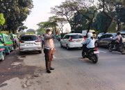Sigap Atur Arus Kendaraan, Personel Polsek Serpong Hadir Ciptakan Kelancaran di Stasiun Rawabuntu