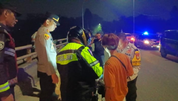 Kapolsek Cisauk Pimpin Razia Kamtibmas di Jembatan Kali Cisadane