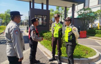 Patroli Jalan Kaki Polsek Cisauk Hadirkan Rasa Aman Bagi Masyarakat