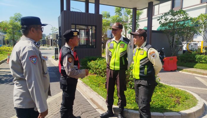Patroli Jalan Kaki Polsek Cisauk Hadirkan Rasa Aman Bagi Masyarakat