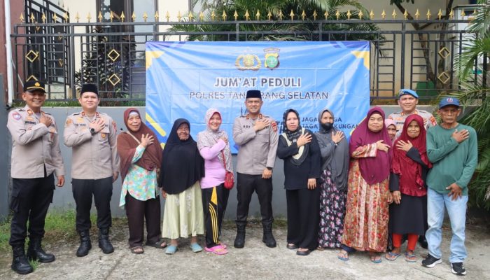 Jumat Peduli, Kapolres Tangsel Bagikan Kepedulian dan Pererat Kedekatan dengan Masyarakat