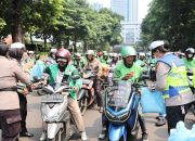 Wujudkan Kemitraan Humanis, Polda Metro Jaya Salurkan 350 Paket Sembako untuk Pengemudi Ojol di Jumat Peduli