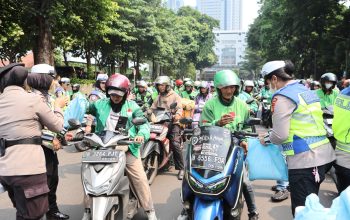 Wujudkan Kemitraan Humanis, Polda Metro Jaya Salurkan 350 Paket Sembako untuk Pengemudi Ojol di Jumat Peduli