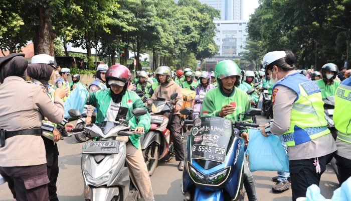 Wujudkan Kemitraan Humanis, Polda Metro Jaya Salurkan 350 Paket Sembako untuk Pengemudi Ojol di Jumat Peduli