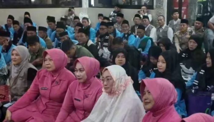 Suasana haru mengiringi pelepasan 73 calon jemaah haji Kloter 24 JKS Kabupaten Cianjur Tahun 2026 di Mako Polres Cianjur.
