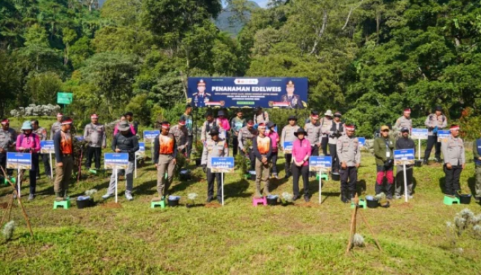 5 Ton Sampah Berhasil Diturunkan dari Gunung Gede dalam Aksi Bhakti Polda Jabar