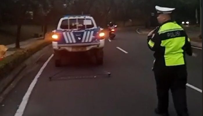 Keselamatan Tak Mengenal Hari Libur, Satlantas Polres Tangsel Sisir Ranjau Paku di Cisauk